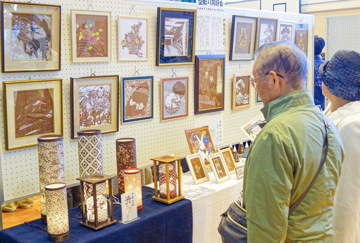 旧東志和小体育館に展示された、芸術家や地域住民の作品を楽しむ来場者(撮影・荒谷)