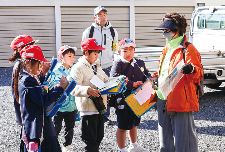 町の変遷について学ぶ児童（撮影・𦚰）