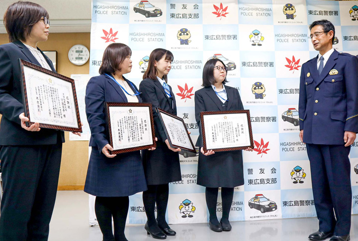 表彰後、談笑する（左から）河瀬さん、岩佐さん、脇本さん、石原さん、木本署長（撮影・山北）