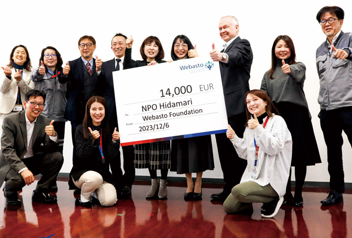 贈呈式後、記念撮影に臨むピアス社長（後列右から3人目）、市川代表（後列中央）ら関係者（撮影・山北）