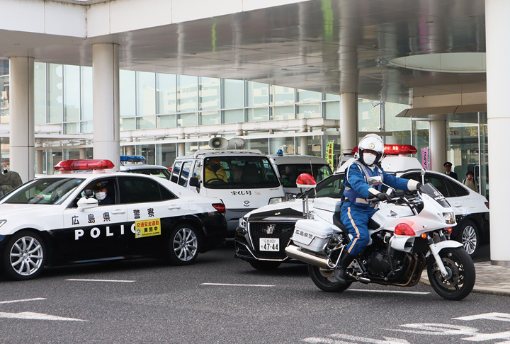 式典後、市役所を出発する白バイとパトカー（撮影・山北）