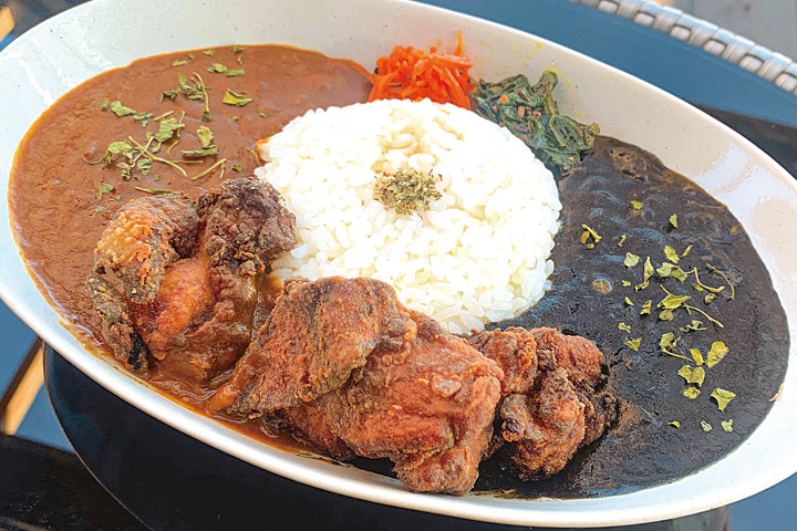 【イチオシ】黒×スパイスのあいがけカレー コメカラトッピング 1650円