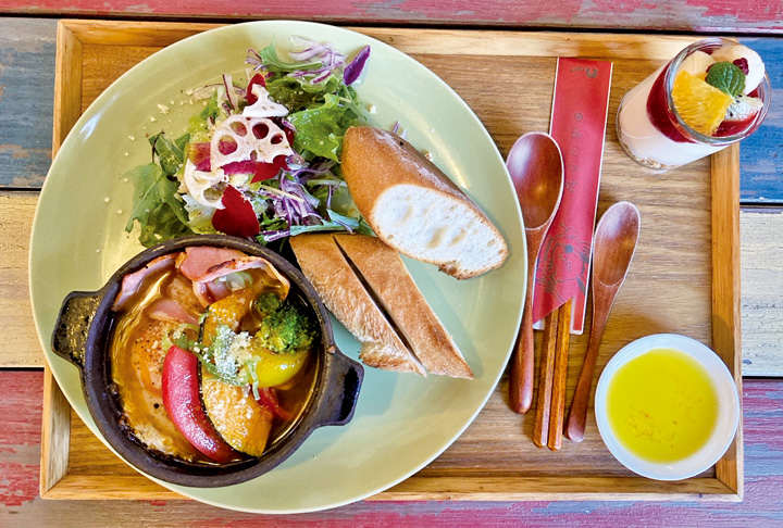 スーププレート ドリンク付き 800円（＋200円でフルーツヨーグルト付きに変更可能）