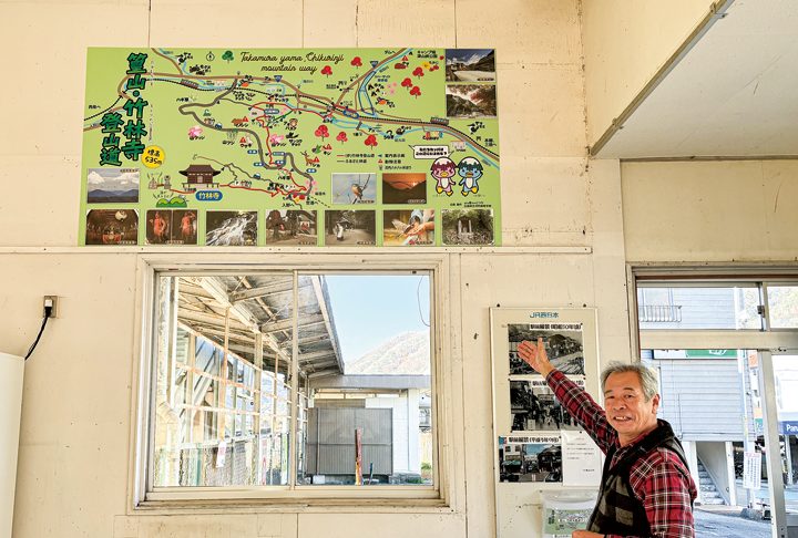 JR河内駅舎内に設置した看板をPRする木原副会長（撮影・小勝負）