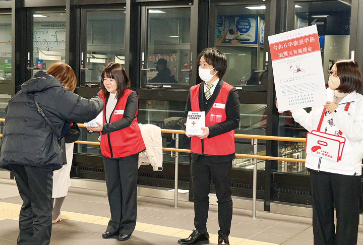 駅利用者に募金を呼び掛ける市、市社協の職員（撮影・𦚰）