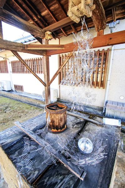 井戸と一体化したようなステンレスの作品〈旧木原家住宅〉