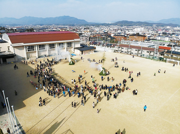 ▲学校の校庭に作られた大小2基のトンド。大きいサイズを「おとなとんど」（写真右）、小さいサイズを「こどもとんど」という。大きなトンド一つではなく、小さなトンドを二つ作るのは、ばい煙対策のためである（2020年・三ツ城小学校）