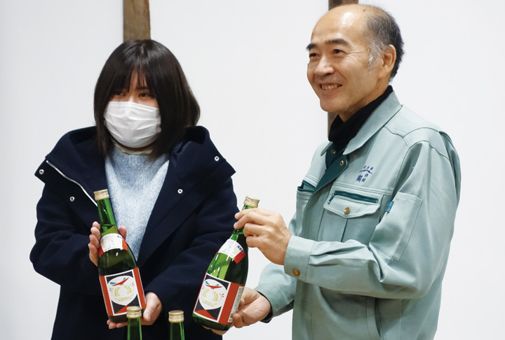 西條鶴 広島女学院生がデザイン 限定純米酒