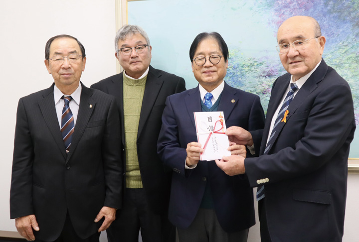 野球帽とバット　広島新生学園に寄贈　東広島WLC