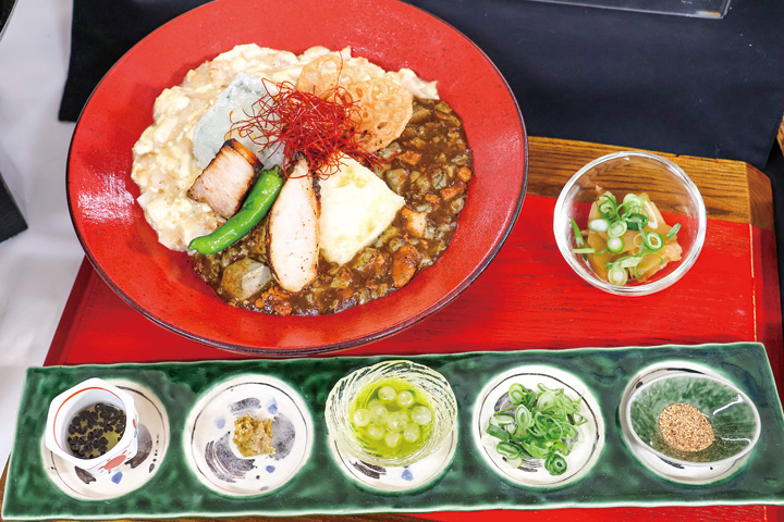 中国地区大会グランプリを受賞した下松SA(上り線)の「白と黒のごく旨麻婆丼」(撮影・𦚰)