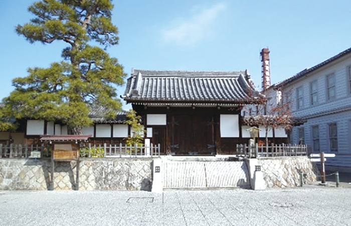 再建された御茶屋（本陣）の御門