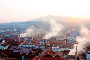 湯気の上がる酒蔵通り