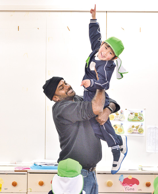 研修員と園児、一緒に踊って交流