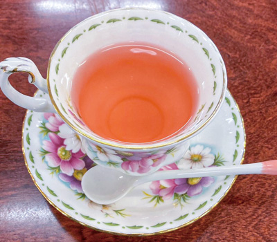 美肌効果や冷え性改善にも「ざくろ茶」500円（食後は300円）。