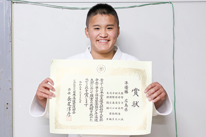全国少年柔道大会で広島県チームの準優勝に貢献した吉本君。高屋柔道教室では後輩の練習サポートも行っている（撮影・𦚰）
