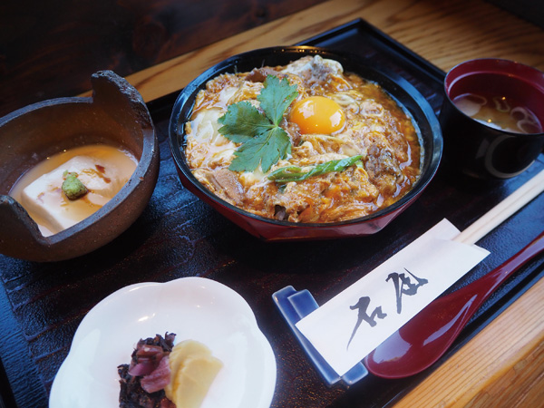 「地鶏親子丼膳」(1500円)。丼、小鉢、汁物、漬け物のセット。ふわふわとろとろの卵がおいしい