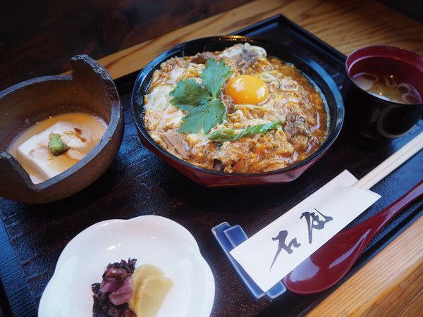 「地鶏親子丼膳」（1500円）。丼、小鉢、汁物、漬け物のセット。ふわふわとろとろの卵がおいしい