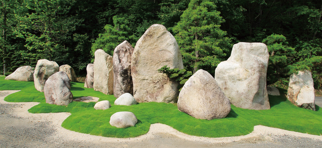 【黄山 】滝山川の巨石を用い、黄山をイメージした組石