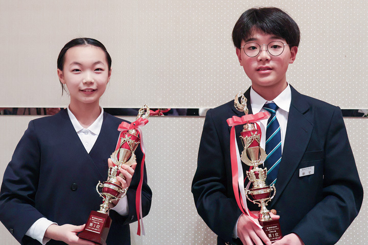 小学生の部1位の大田華玲さん（左）と、中学生の部1位の新宅嶺さん（撮影・𦚰）