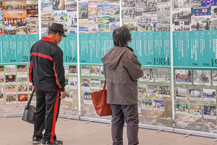展示された写真に見入る来場者(撮影・𦚰)