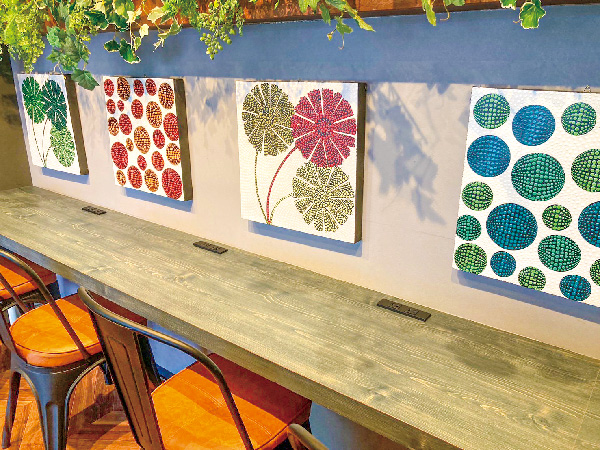 カウンター席はコンセント付き