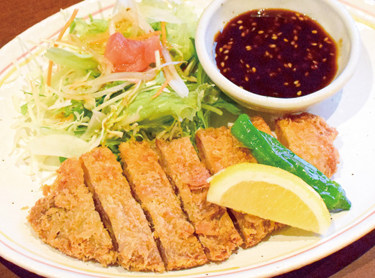 東広島ジビエセンターの「栄肉」を使用。くさみはなくやわらかく、脂がとろける~!
自家製ブレンドの甘辛ソースも◎