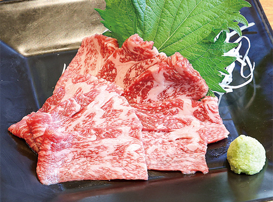 口の中で脂がとろける和牛カルビの刺し身
見た目以上にあっさり!
白髪ネギを巻いてわさびとタレでいただく