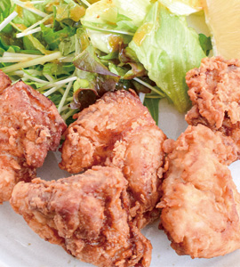 若鶏のコメカラ(740円)
米粉の衣はカリッカリ! 大きめサイズだけど中心まで味がしみ込んでいる!