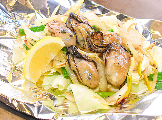 こしょうが効いた塩だれ レモンで味変も◎
絶妙な焼き加減でジューシー
牡蠣のだしにまみれたシャキシャキ野菜もお酒が進む