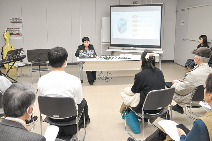 賀北部隊について研究発表する清水さん（中央）（撮影・日川）