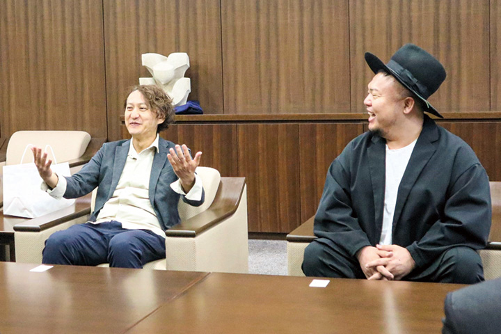 高垣市長に短編映画の完成を報告する時川監督（左）とHIPPYさん（撮影・山北）