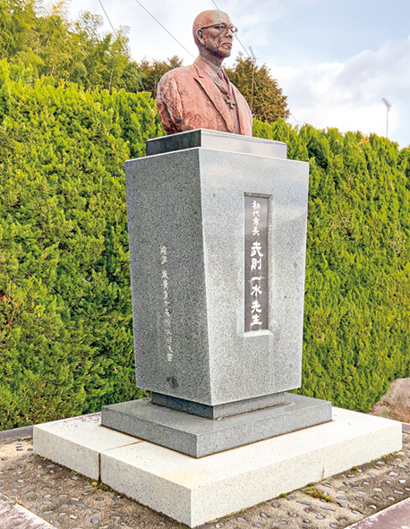 地点②　武則一水先生銅像　台座の裏面には武則氏の生涯や功績が刻まれる。