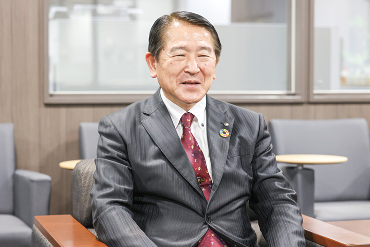 「社員がやりがいを持って伸び伸びと働ける会社に」と話す武信社長