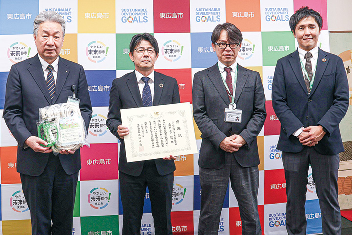 贈呈式に出席した(左から)市場教育長、寺戸本部長、同本部事業推進部の竹下裕之次長、同本部事業推進課の日高宗一郎課長(撮影・𦚰)