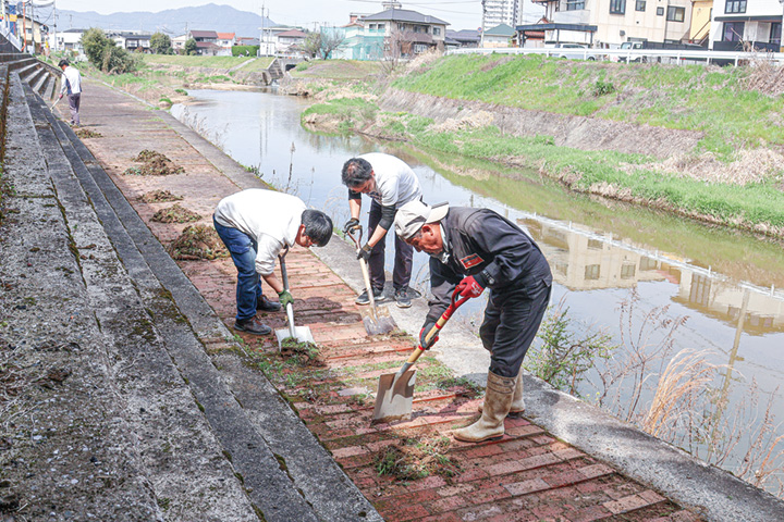 除草作業や土砂回収を行う参加者（撮影・𦚰）