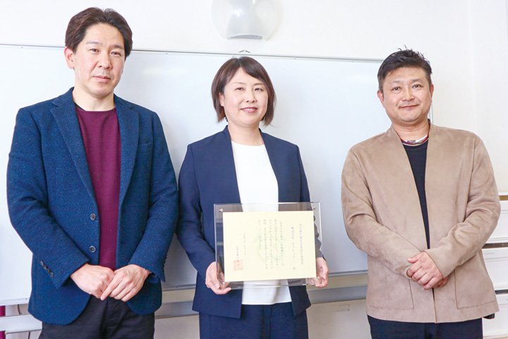 安全衛生優良企業に認定され笑顔の（左から）西川取締役、津間本代表取締役、中崎社長（撮影・山北）