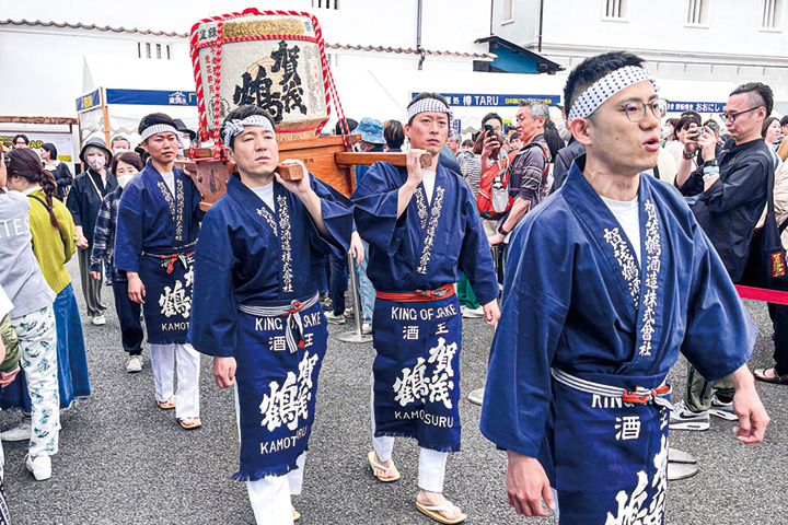 8号蔵の前まで酒造り唄を歌いながら入場する杜氏(撮影・林)