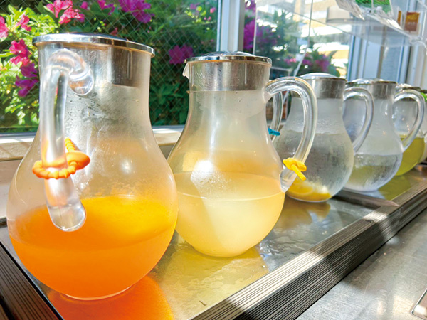 コーヒー、紅茶、ジュースも好きなだけどうぞ