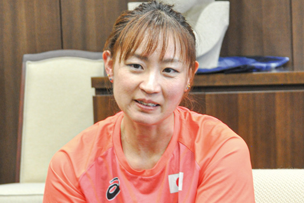 パリ・パラリンピックでの活躍を誓う中西さん（東広島市役所で、撮影・日川）