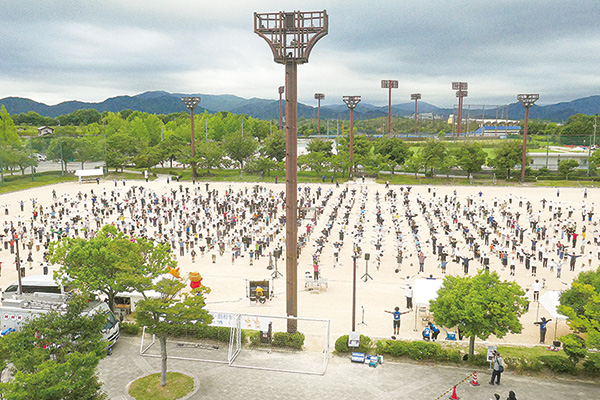 1,100人でラジオ体操