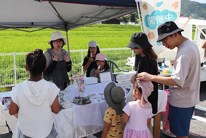 「地元を盛り上げたい。」志和町の若者がショージ志和店で、軽トラマルシェを開催