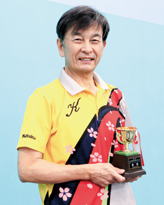 トロフィーを手に優勝を喜ぶ西田さん(撮影・山北)