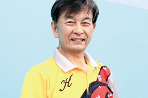 トロフィーを手に優勝を喜ぶ西田さん(撮影・山北)