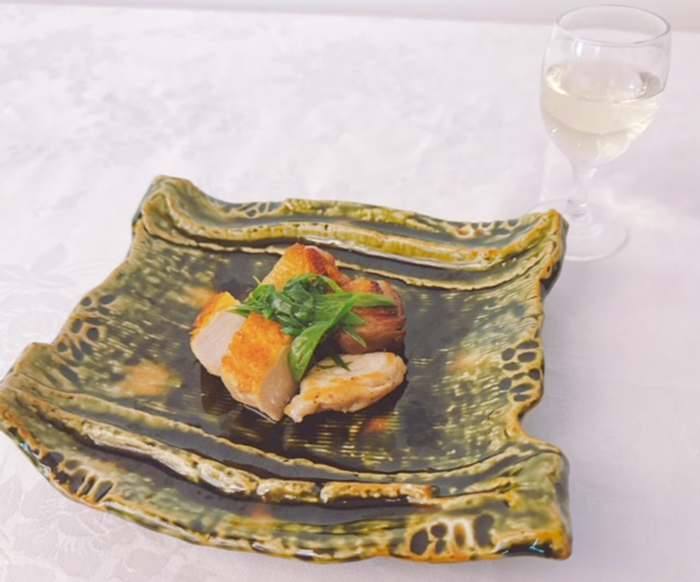「東広島こい地鶏のソテー ネギレモンソース添え」(市特産品の東広島こい地鶏・サムライねぎ・安芸津レモン使用)