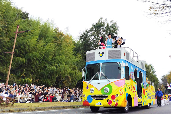 ブールバールをゆっくりと進むTDRスペシャルパレード。ミッキーマウスとミニーマウスを乗せた専用車が来ると来場者から歓声が上がった