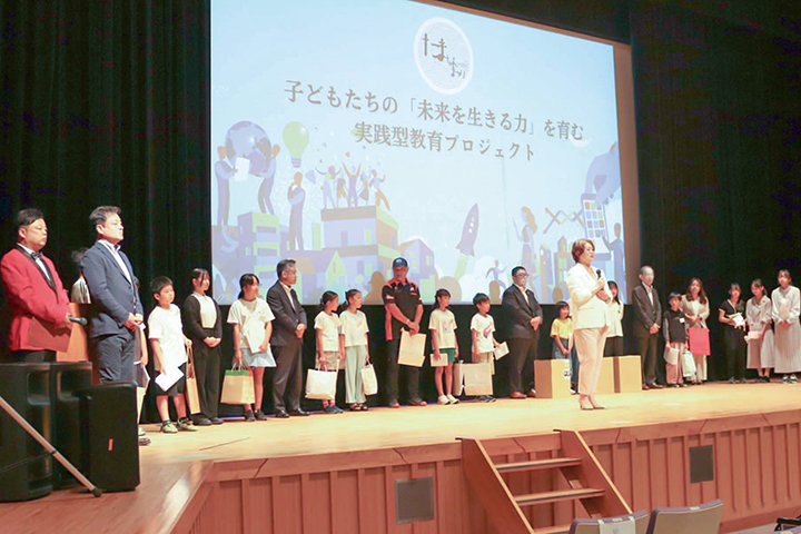 集合する子どもたちと訪問先企業関係者