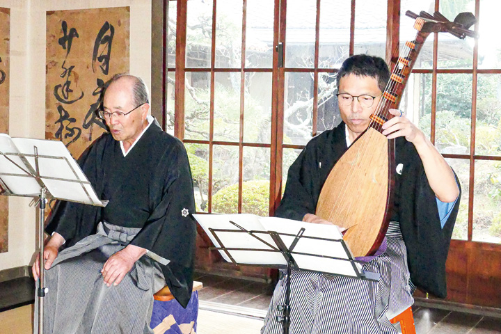 町屋に響く琵琶の音