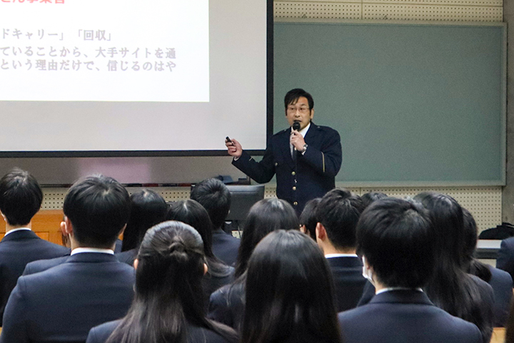 今若課長から闇バイトの危険性について話を聞く生徒ら