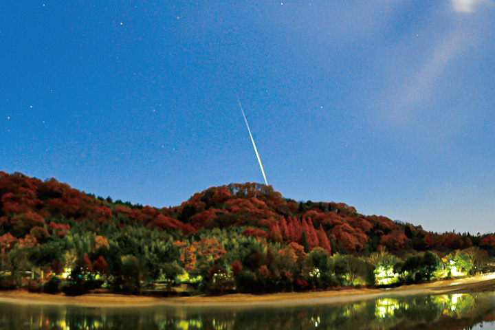 鏡山城跡に突き刺さる光の矢