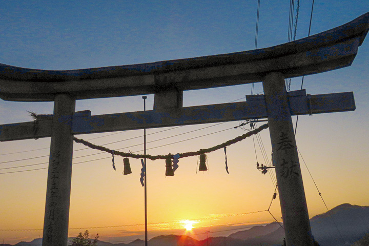 鳥居越しの初日の出